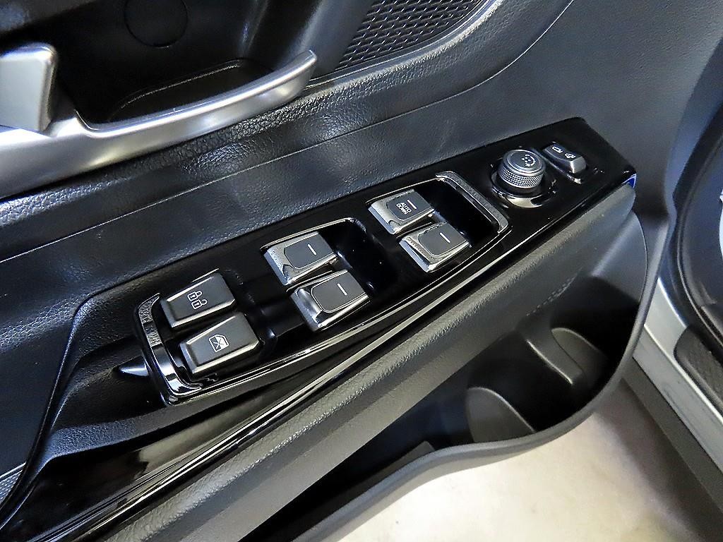 KG모빌리티(쌍용) 코란도 뷰티풀코란도 2WD 디젤 1.6 C3 플러스 이미지 13