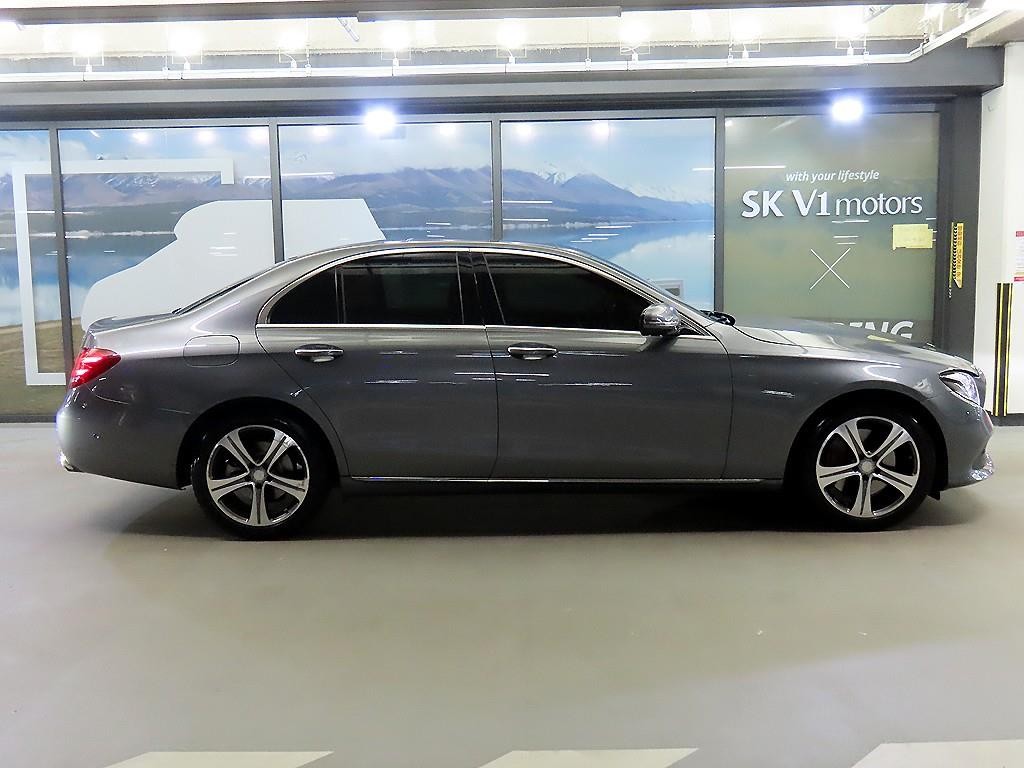 벤츠 E 클래스 E-클래스 W213 E300 4MATIC 아방가르드 이미지 3