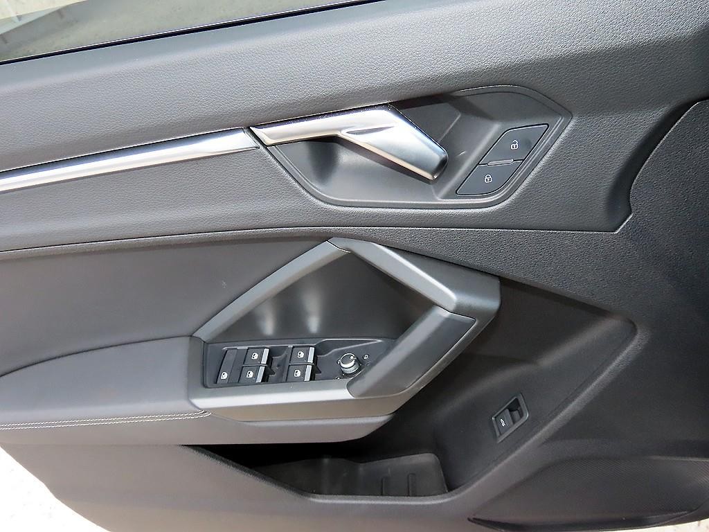 아우디 Q3 Q3 (F3) 35 TDI 스포트백 프리미엄 이미지 12