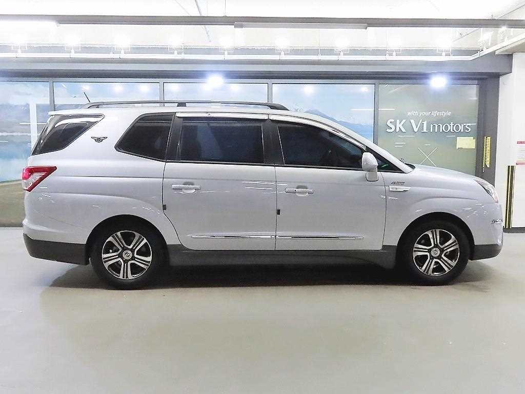 KG모빌리티(쌍용) 코란도 코란도투리스모 4WD GT 9인승 이미지 3