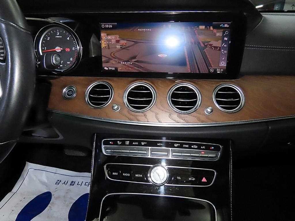벤츠 E 클래스 E-클래스 W213 E220d 4MATIC 익스클루시브 이미지 11