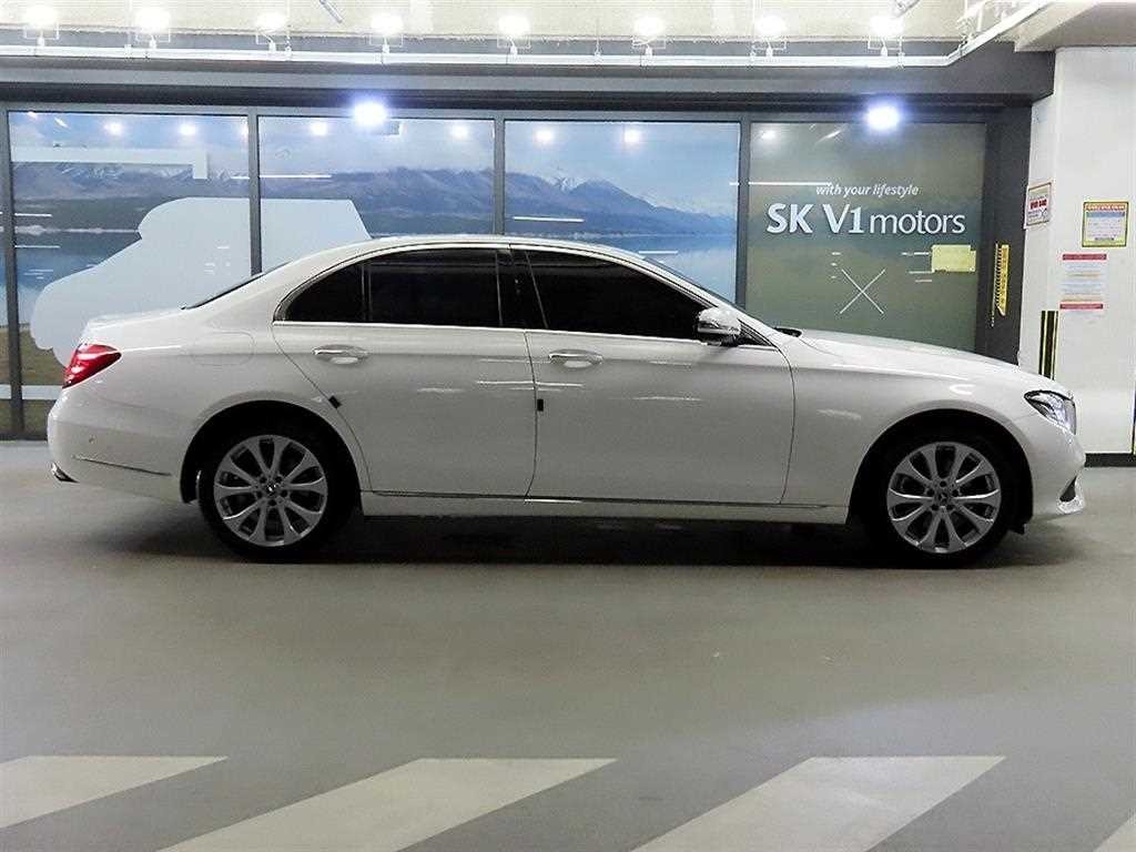 벤츠 E 클래스 E-클래스 W213 E220d 4MATIC 익스클루시브 이미지 3