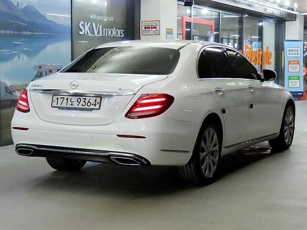 벤츠 E 클래스 E-클래스 W213 E220d 4MATIC 익스클루시브 이미지 4