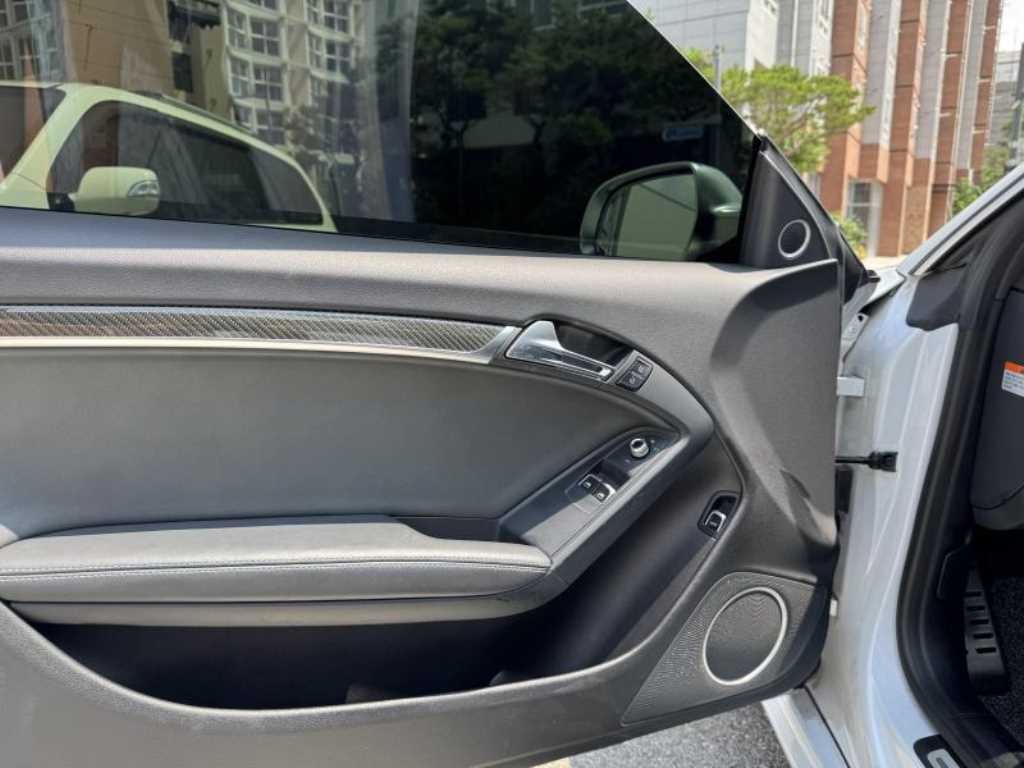 아우디 RS5 4.2 FSI 콰트로 이미지 10