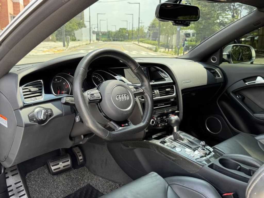 아우디 RS5 4.2 FSI 콰트로 이미지 8