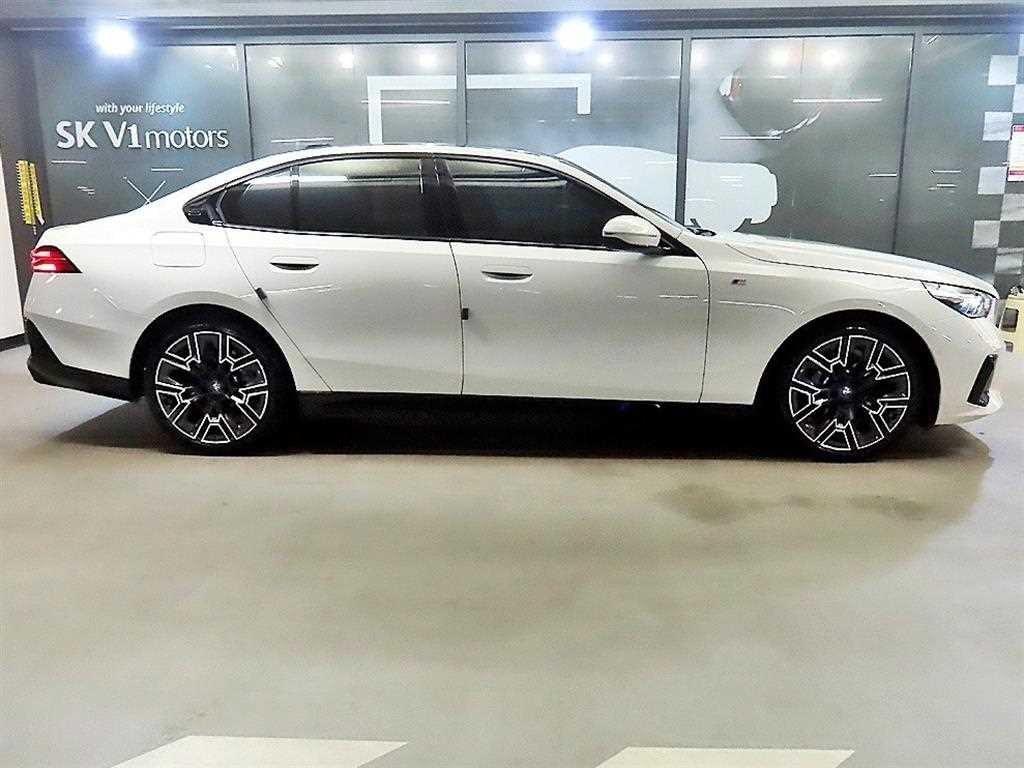 BMW 5시리즈 5시리즈 (G60) 530e xDrive M 스포츠 이미지 3