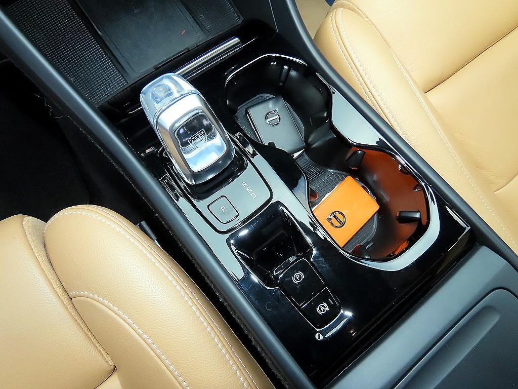 볼보 XC40 B4 AWD 인스크립션 이미지 11