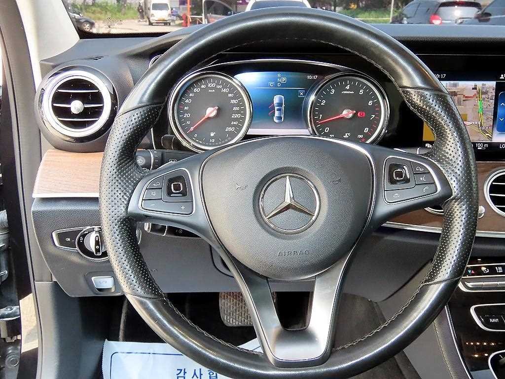 벤츠 E 클래스 E-클래스 W213 E300 4MATIC 익스클루시브 스텐다드 이미지 8