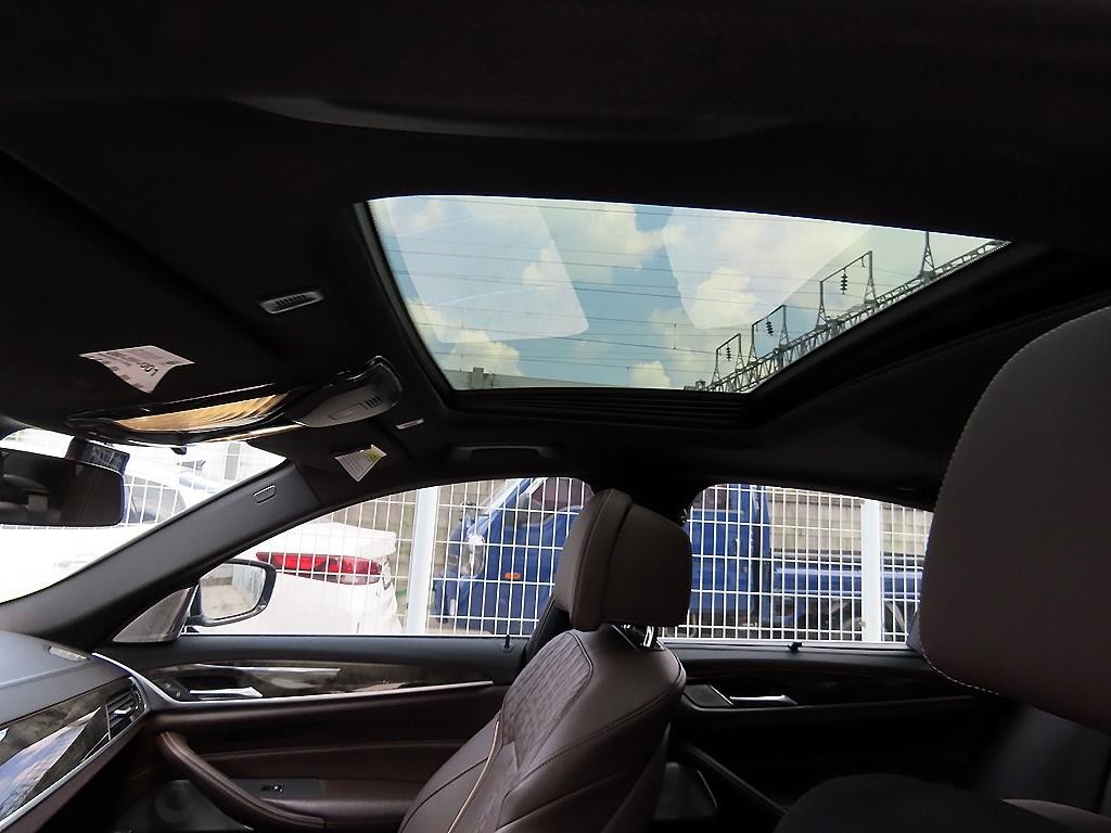 BMW 5시리즈 5시리즈 (G30) 540i xDrive M 스포츠 플러스 이미지 17