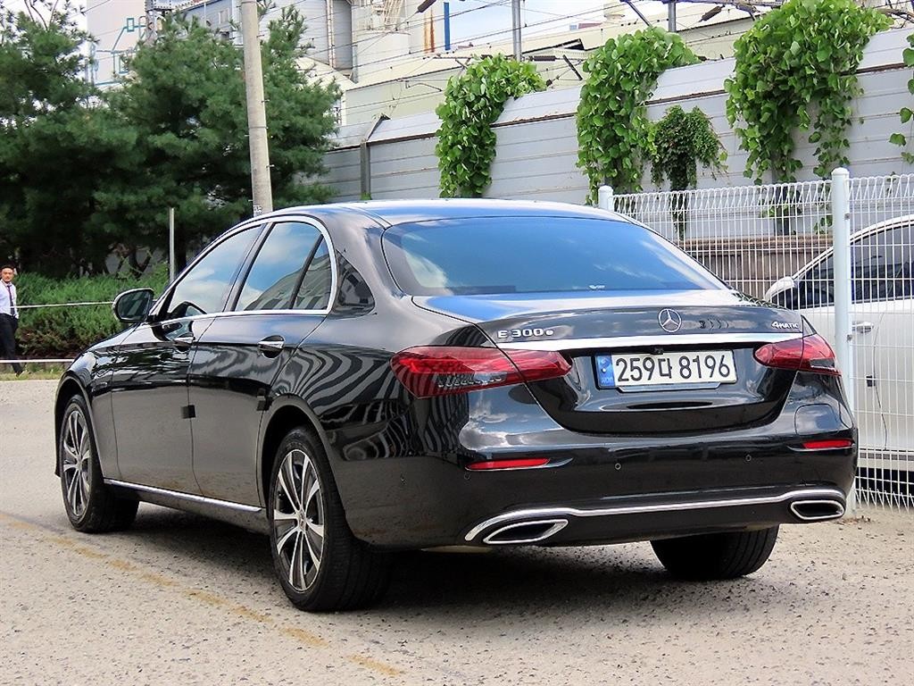 벤츠 E 클래스 E-클래스 W213 E300e 4MATIC 익스클루시브 이미지 3