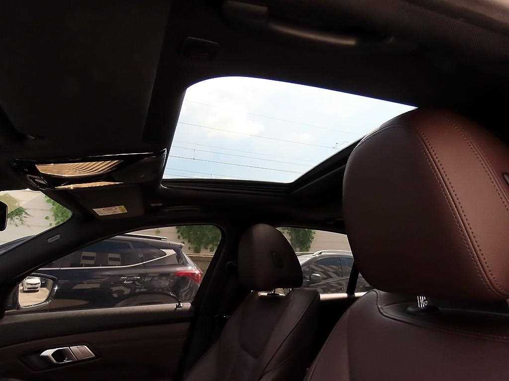 BMW 3시리즈 3시리즈 (G20) 330e M 스포츠 이미지 16