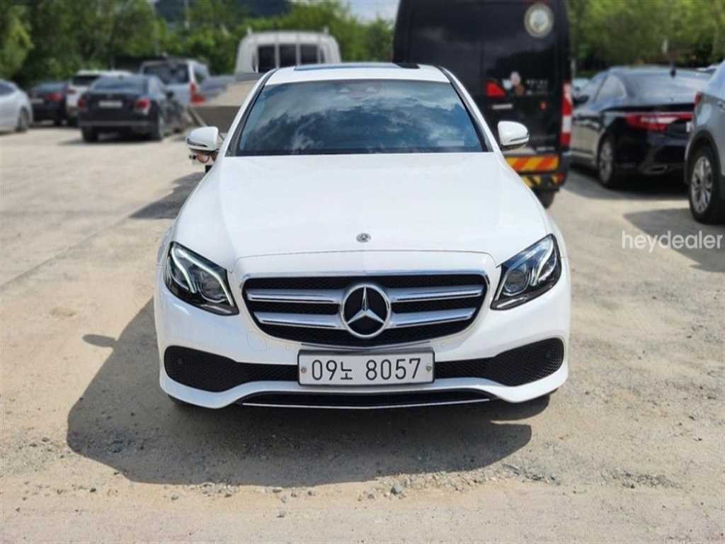 벤츠 E 클래스 E-클래스 W213 E220d 4MATIC 아방가르드 이미지 1