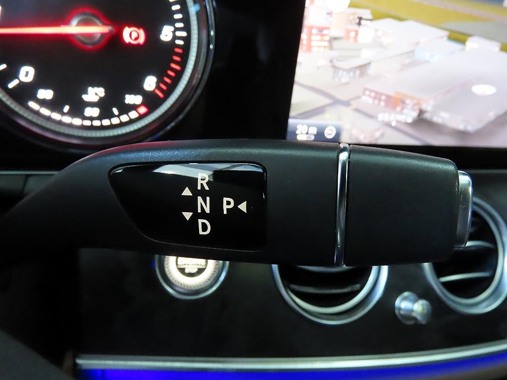벤츠 E 클래스 E-클래스 W213 E220d 4MATIC 아방가르드 이미지 12