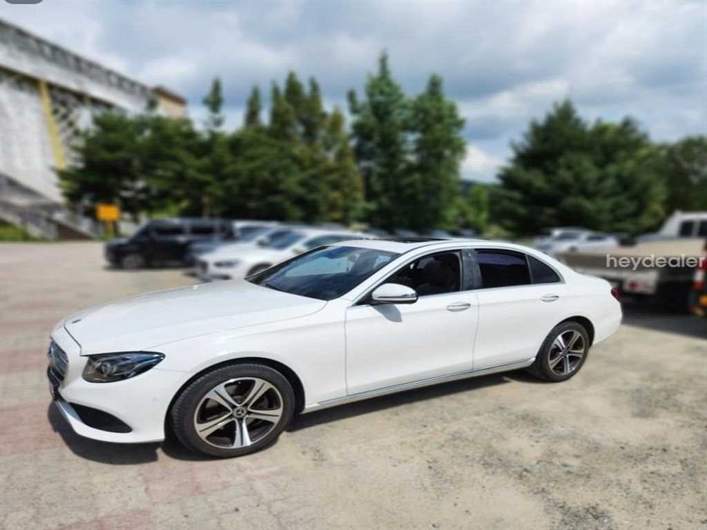 벤츠 E 클래스 E-클래스 W213 E220d 4MATIC 아방가르드 이미지 2