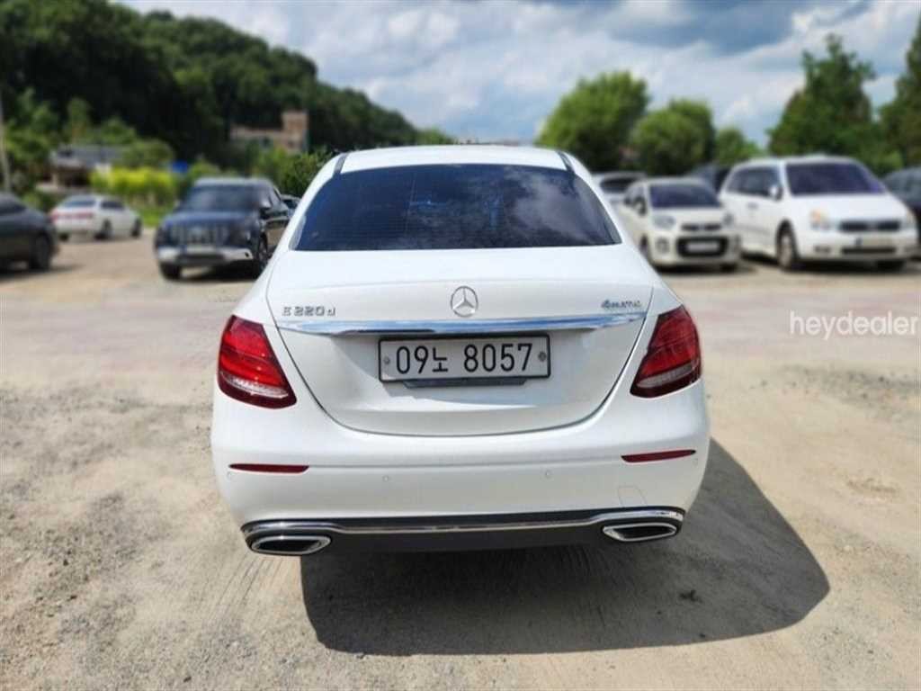 벤츠 E 클래스 E-클래스 W213 E220d 4MATIC 아방가르드 이미지 3