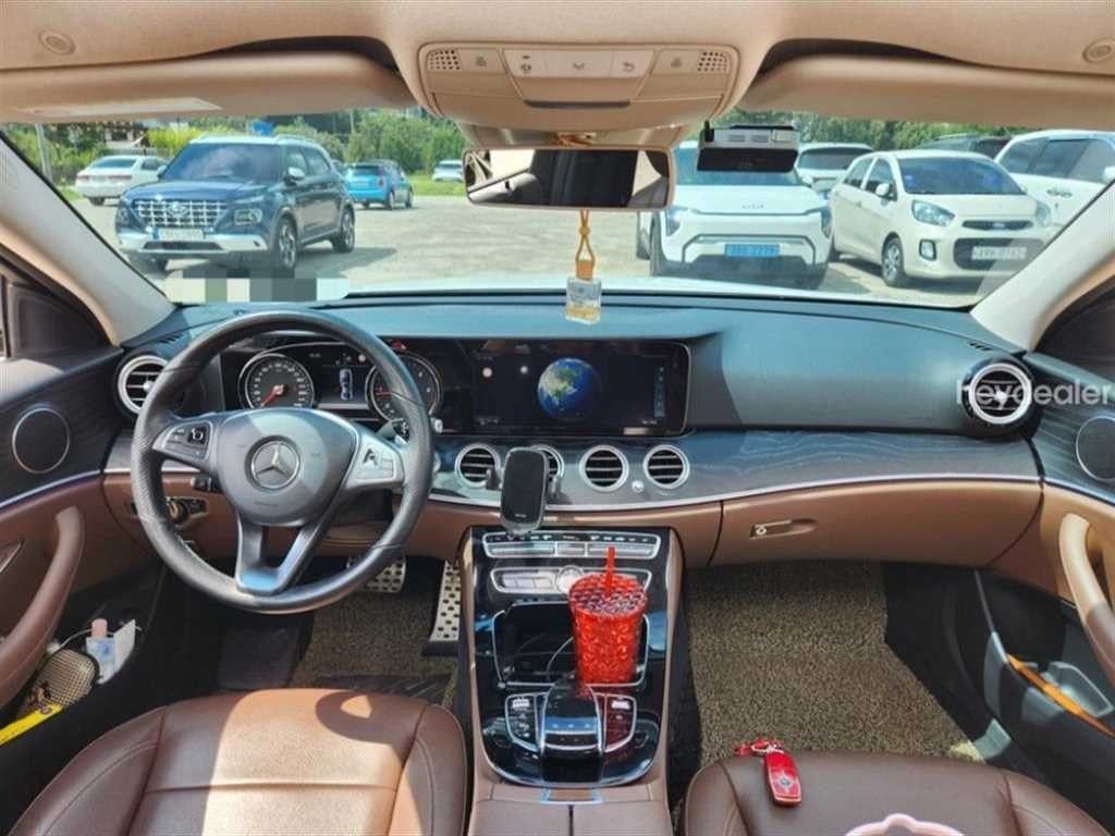 벤츠 E 클래스 E-클래스 W213 E220d 4MATIC 아방가르드 이미지 4