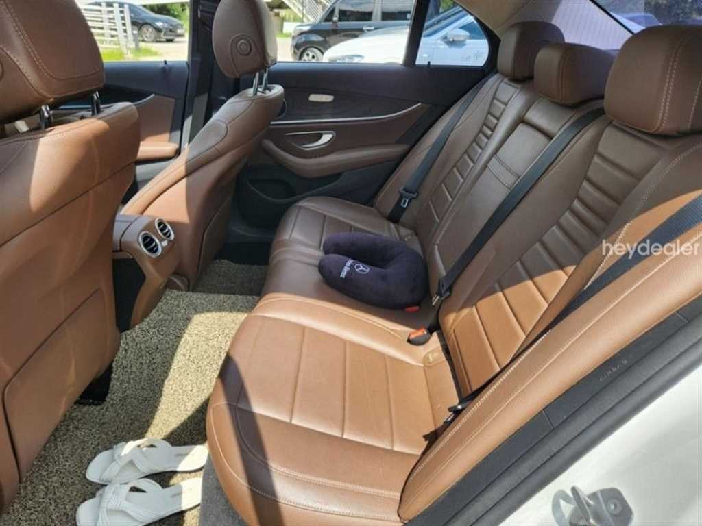 벤츠 E 클래스 E-클래스 W213 E220d 4MATIC 아방가르드 이미지 6