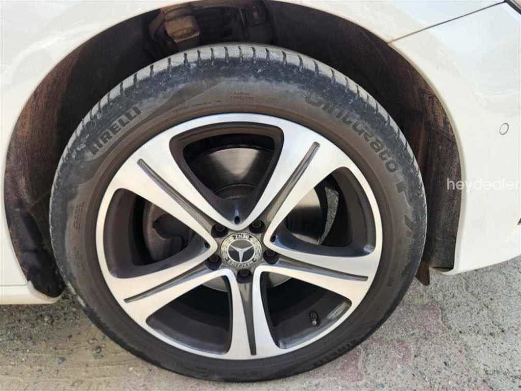 벤츠 E 클래스 E-클래스 W213 E220d 4MATIC 아방가르드 이미지 9