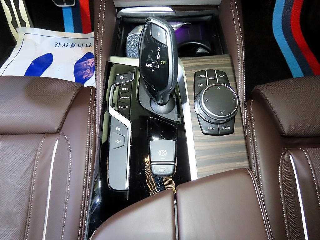 BMW 5시리즈 5시리즈 (G30) 530i xDrive M 스포츠 플러스 이미지 12