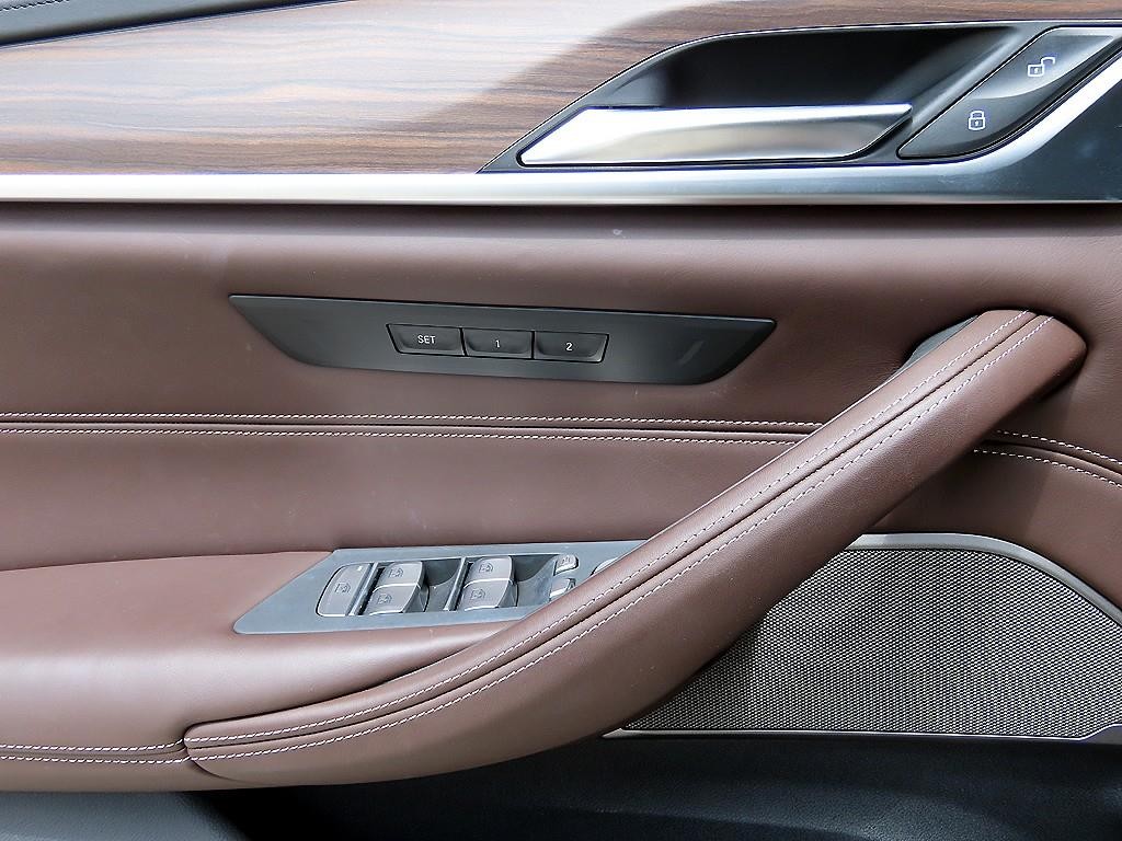 BMW 5시리즈 5시리즈 (G30) 530e M 스포츠 이미지 12