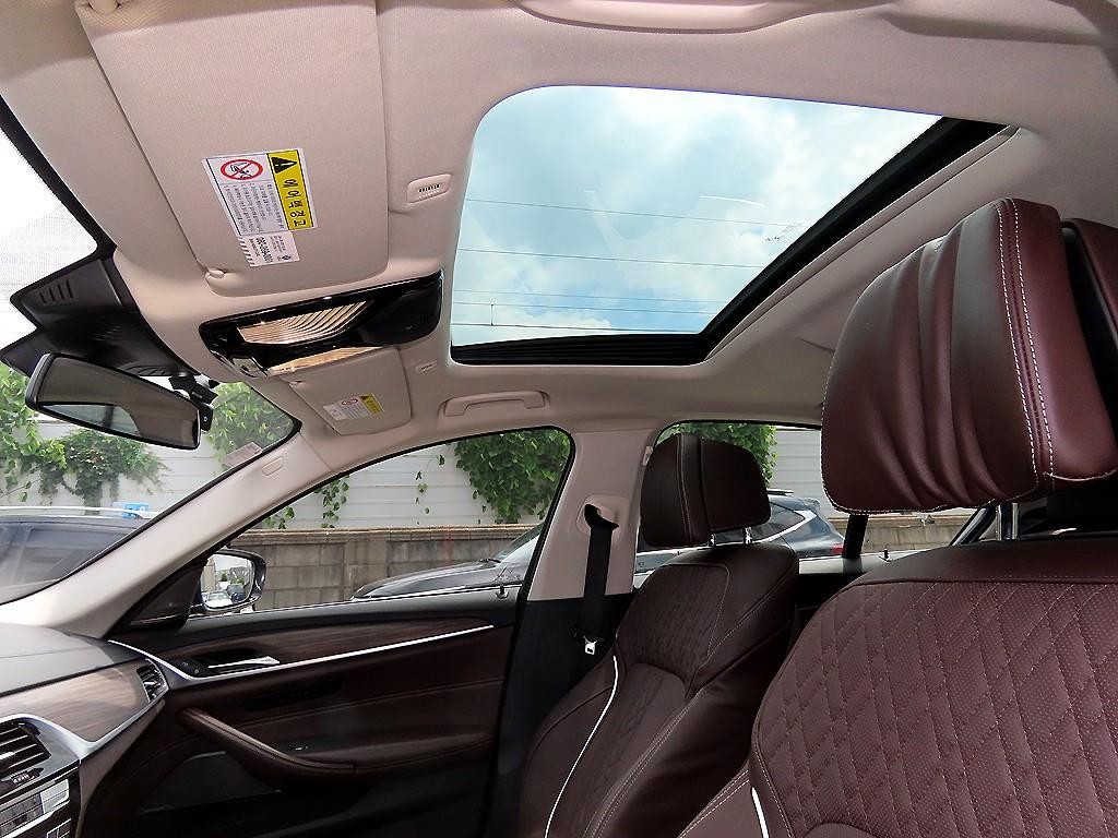 BMW 5시리즈 5시리즈 (G30) 530e M 스포츠 이미지 17