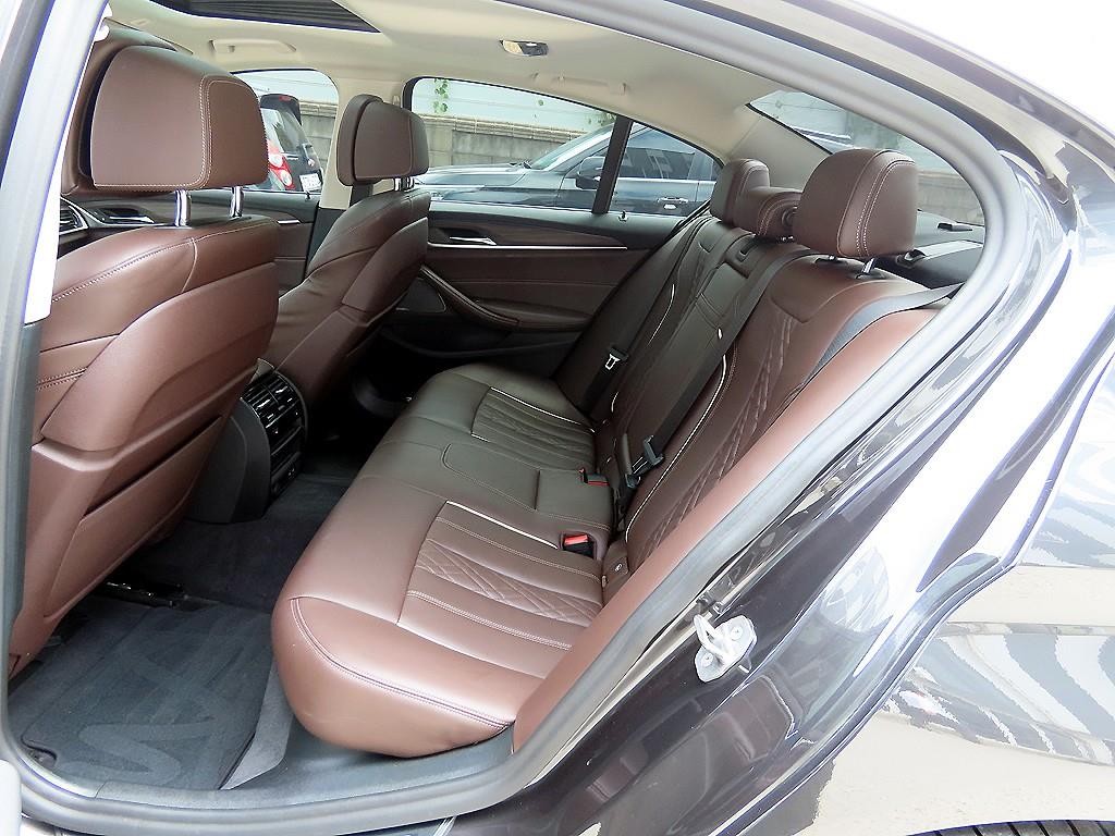 BMW 5시리즈 5시리즈 (G30) 530e M 스포츠 이미지 6