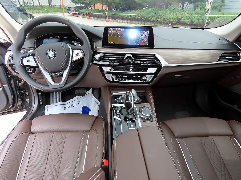 BMW 5시리즈 5시리즈 (G30) 530e M 스포츠 이미지 7