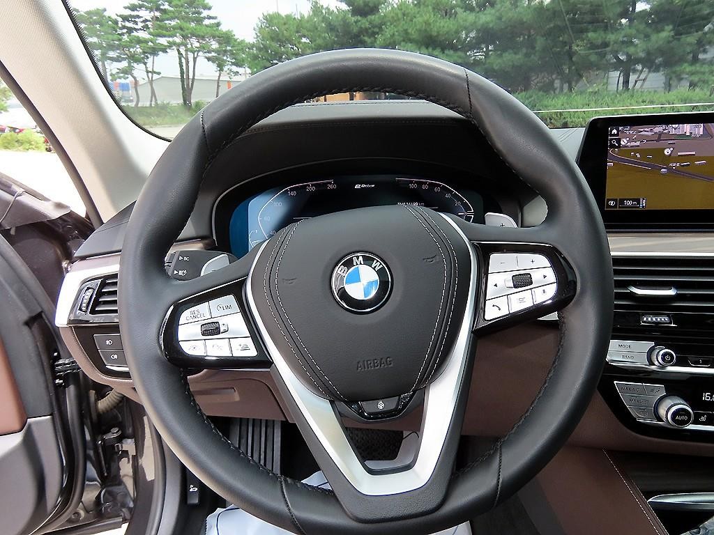 BMW 5시리즈 5시리즈 (G30) 530e M 스포츠 이미지 8