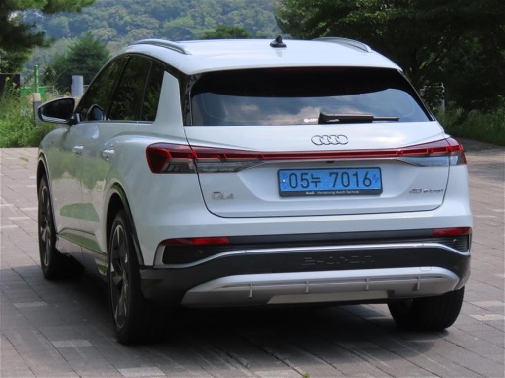 아우디 Q4 Q4 e-트론 40 프리미엄 이미지 4