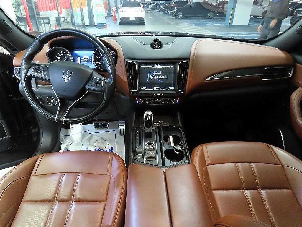 마세라티 르반떼 3.0  AWD 그란 스포츠 이미지 11