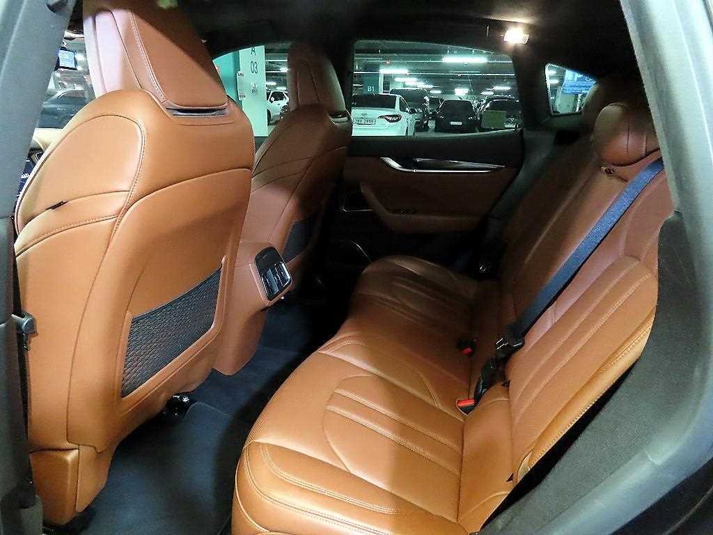 마세라티 르반떼 3.0  AWD 그란 스포츠 이미지 8