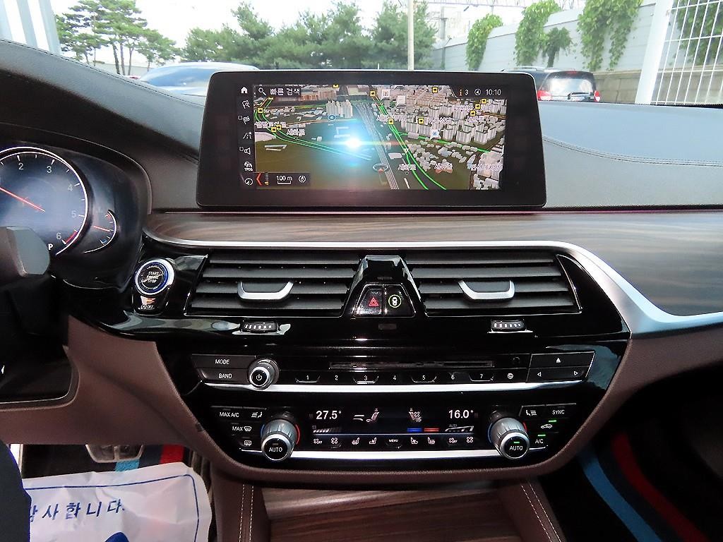 BMW 5시리즈 5시리즈 (G30) 520d xDrive M 스포츠 플러스 이미지 14