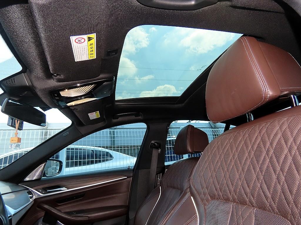 BMW 5시리즈 5시리즈 (G30) 520d xDrive M 스포츠 플러스 이미지 17