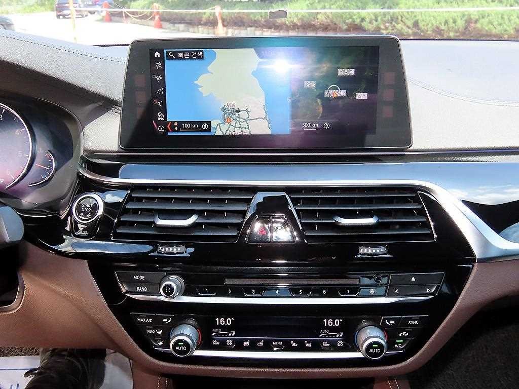 BMW 5시리즈 5시리즈 (G30) 520d xDrive M 스포츠 플러스 이미지 15
