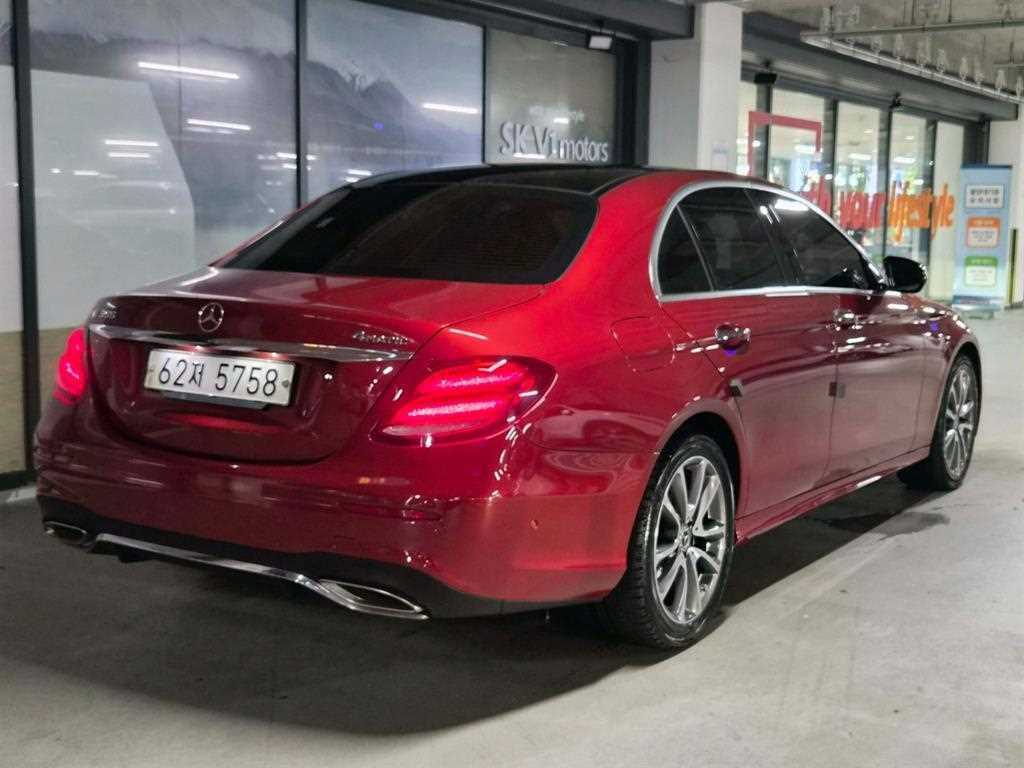 벤츠 E 클래스 E-클래스 W213 E300 4MATIC AMG LINE 이미지 4
