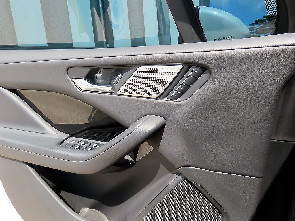 재규어 I-PACE EV400 SE 이미지 11