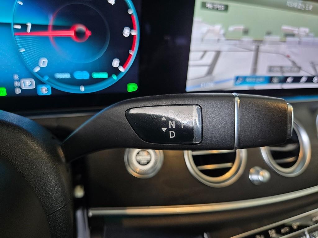 벤츠 E 클래스 E-클래스 W213 E220d 4MATIC AMG라인 이미지 11