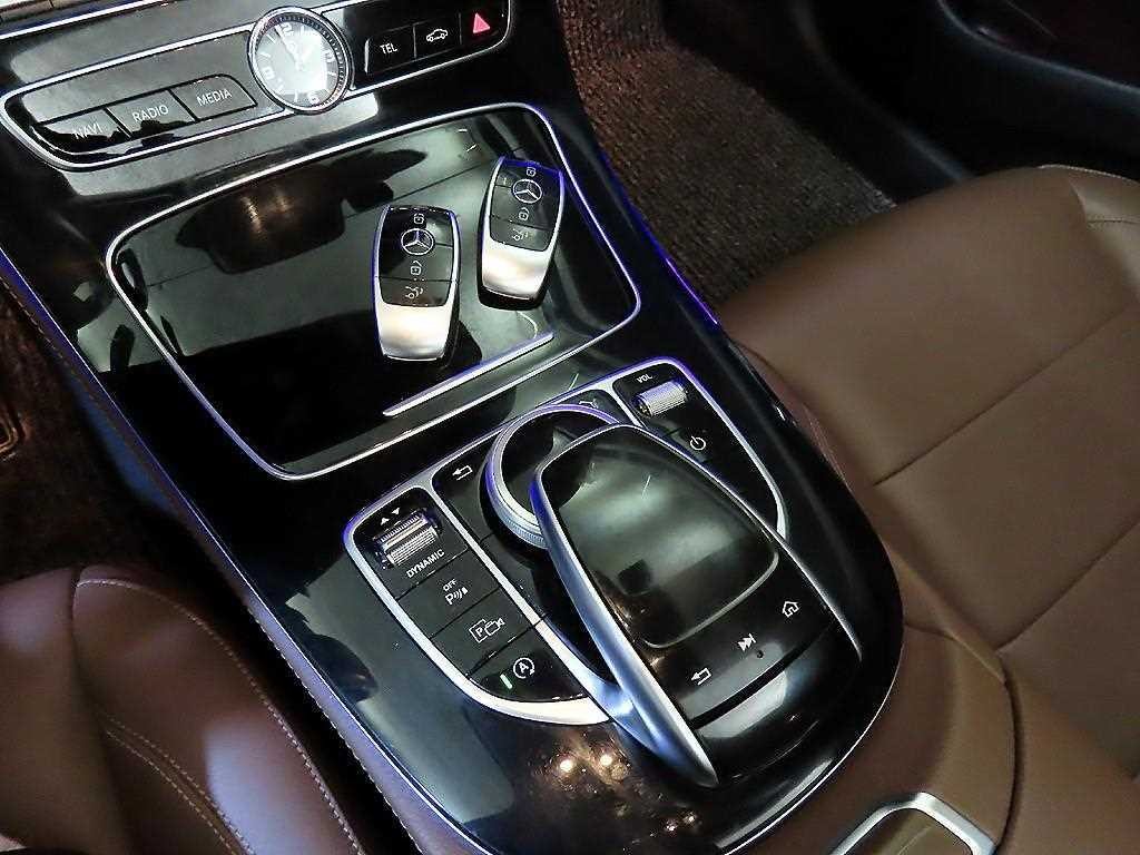 벤츠 E 클래스 E-클래스 W213 E300 아방가르드 이미지 15
