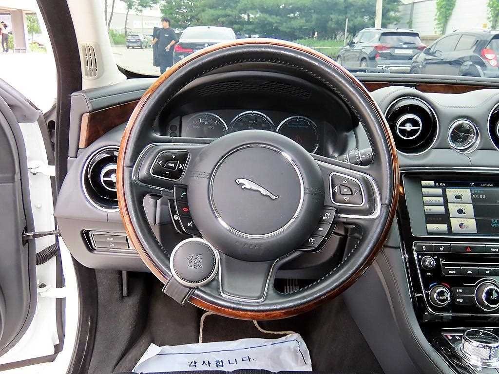 재규어 XJ XJ (X351) 3.0D 프리미엄 럭셔리 LWB 이미지 8