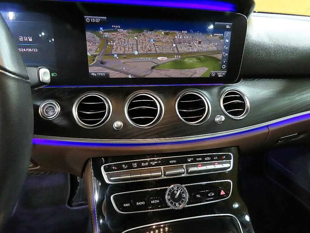 벤츠 E 클래스 E-클래스 W213 E300 4MATIC 아방가르드 이미지 9