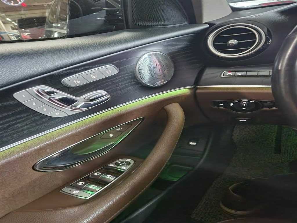 벤츠 E 클래스 E-클래스 W213 E300 4MATIC 아방가르드 이미지 10