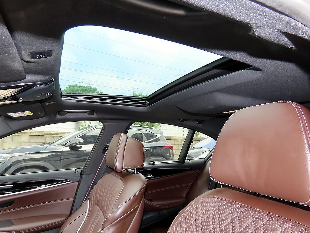 BMW 5시리즈 5시리즈 (G30) M550i xDrive 이미지 17