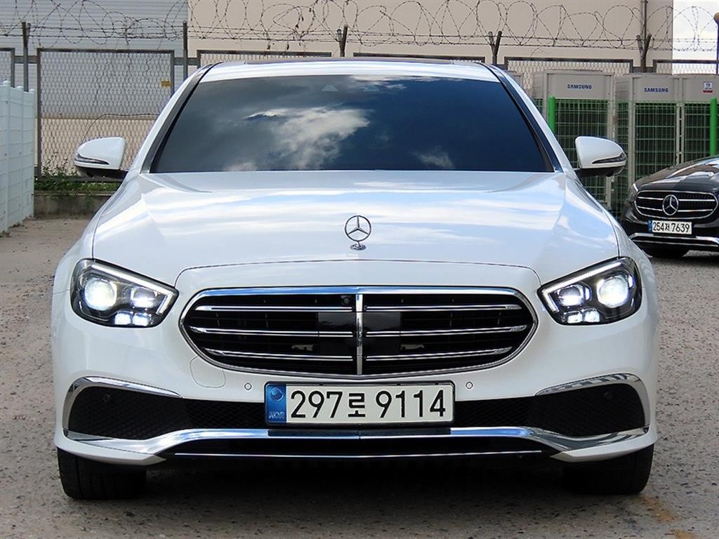 벤츠 E 클래스 E-클래스 W213 E300e 4MATIC 익스클루시브 이미지 1