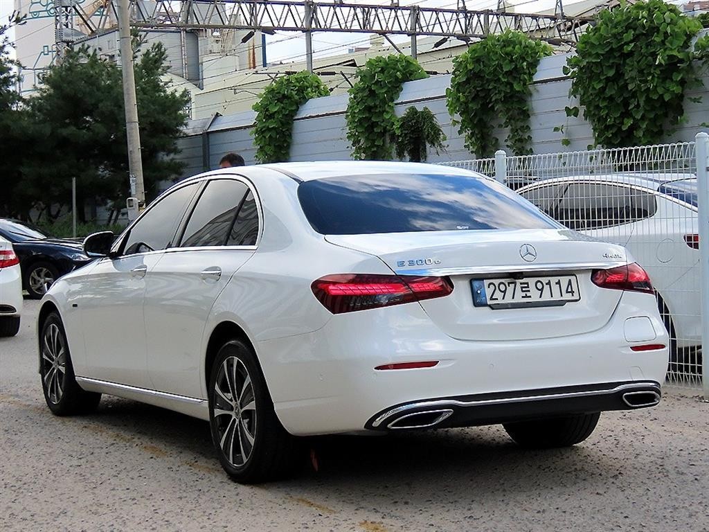 벤츠 E 클래스 E-클래스 W213 E300e 4MATIC 익스클루시브 이미지 3