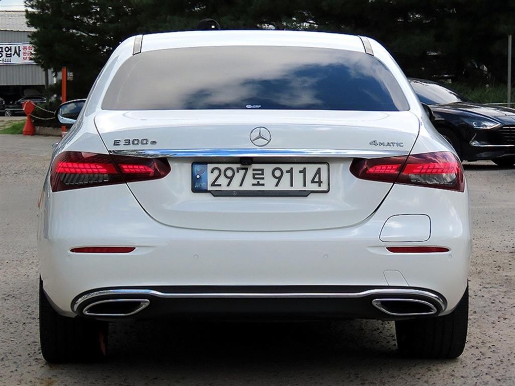 벤츠 E 클래스 E-클래스 W213 E300e 4MATIC 익스클루시브 이미지 4