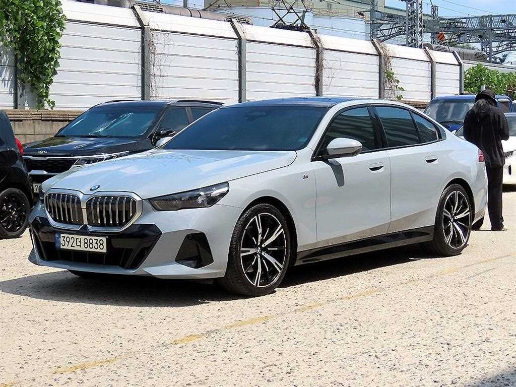 BMW 5시리즈 5시리즈 (G60) 530i xDrive M 스포츠 이미지 2