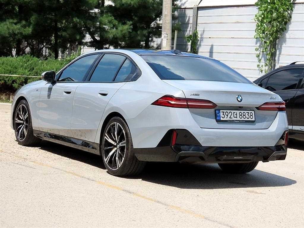 BMW 5시리즈 5시리즈 (G60) 530i xDrive M 스포츠 이미지 3