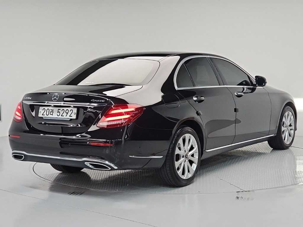 벤츠 E 클래스 E-클래스 W213 E220d 4MATIC 익스클루시브 이미지 4