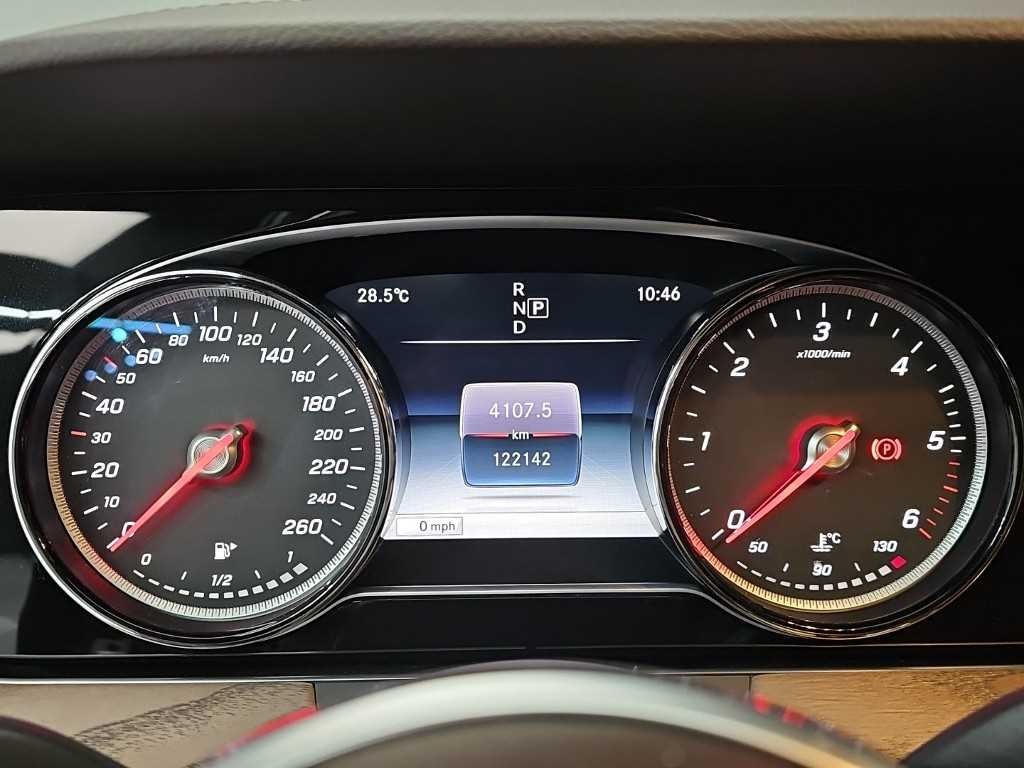 벤츠 E 클래스 E-클래스 W213 E220d 4MATIC 익스클루시브 이미지 6