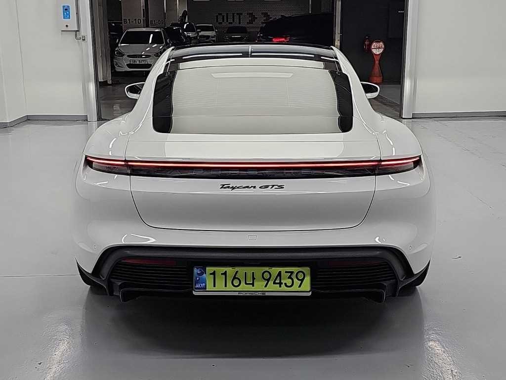 포르쉐 타이칸 GTS 이미지 3